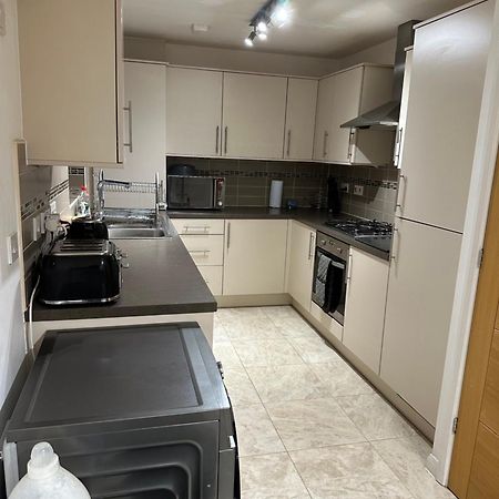 Cosy Double Bedroom In Newcastle Upon Tyne - Access To Shared Kitchen, Shared Lounge And Shared Conservatory Areas Inc Sky Tv And Netflix Buitenkant foto
