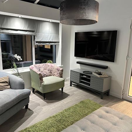 Cosy Double Bedroom In Newcastle Upon Tyne - Access To Shared Kitchen, Shared Lounge And Shared Conservatory Areas Inc Sky Tv And Netflix Buitenkant foto